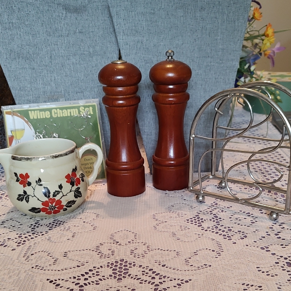 Four Miscellaneous Kitchen Items